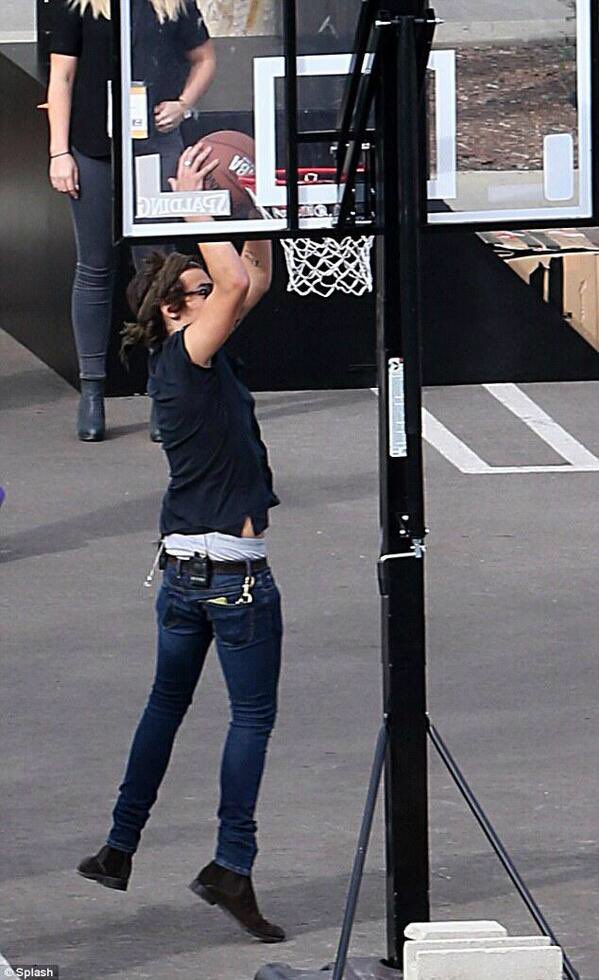 HxzzxEStyles's tweet photo. I've never liked basketball so much😍👌🏻❤️ #AlwaysRespectHarry https://t.co/lRRWNjDfn1