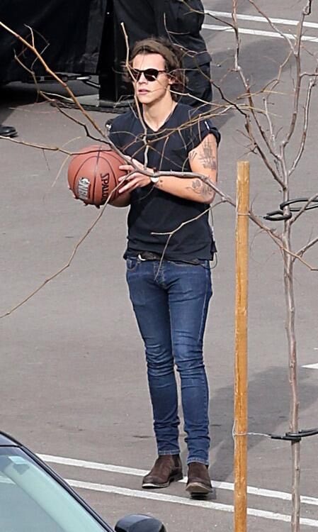 HxzzxEStyles's tweet photo. I've never liked basketball so much😍👌🏻❤️ #AlwaysRespectHarry https://t.co/lRRWNjDfn1