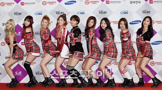 SistarInfluence's tweet photo. Twice be stealing the christmas spirit https://t.co/qCSmzHGPdn