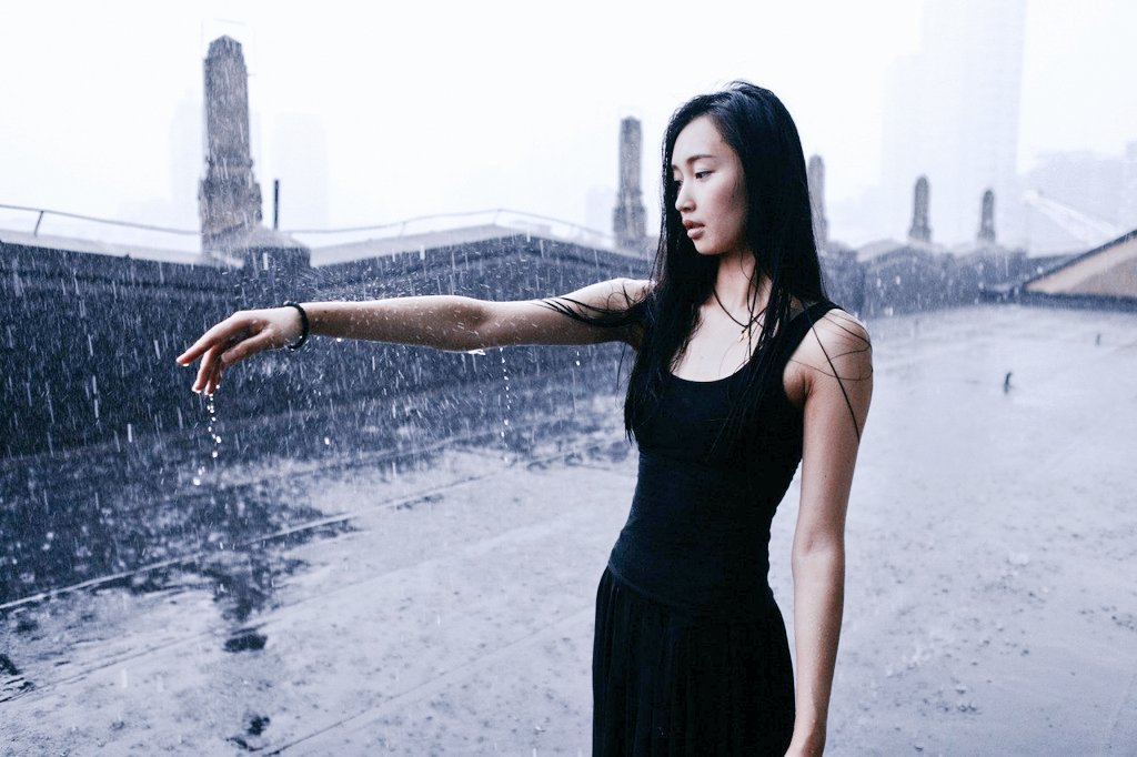 девушка в платье лежит черном. мокрое черное платье. петра немкова в купальнике. девушки с длинным платьем темно синем. петра немкова hot.