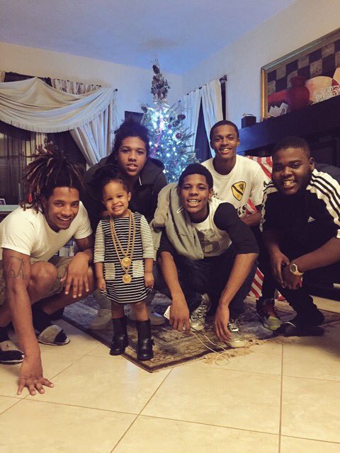 blvnnt__'s tweet photo. a physical representation of "I got brothers who'll whoop yo ass" https://t.co/hsLtl30iW8