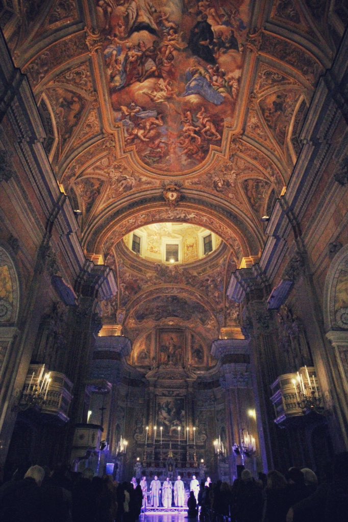 inhakigarcia's tweet photo. Sorpresa en forma de gospel en una iglesia napolitana. #Nápoles #Napoli https://t.co/g4vL07B5bp