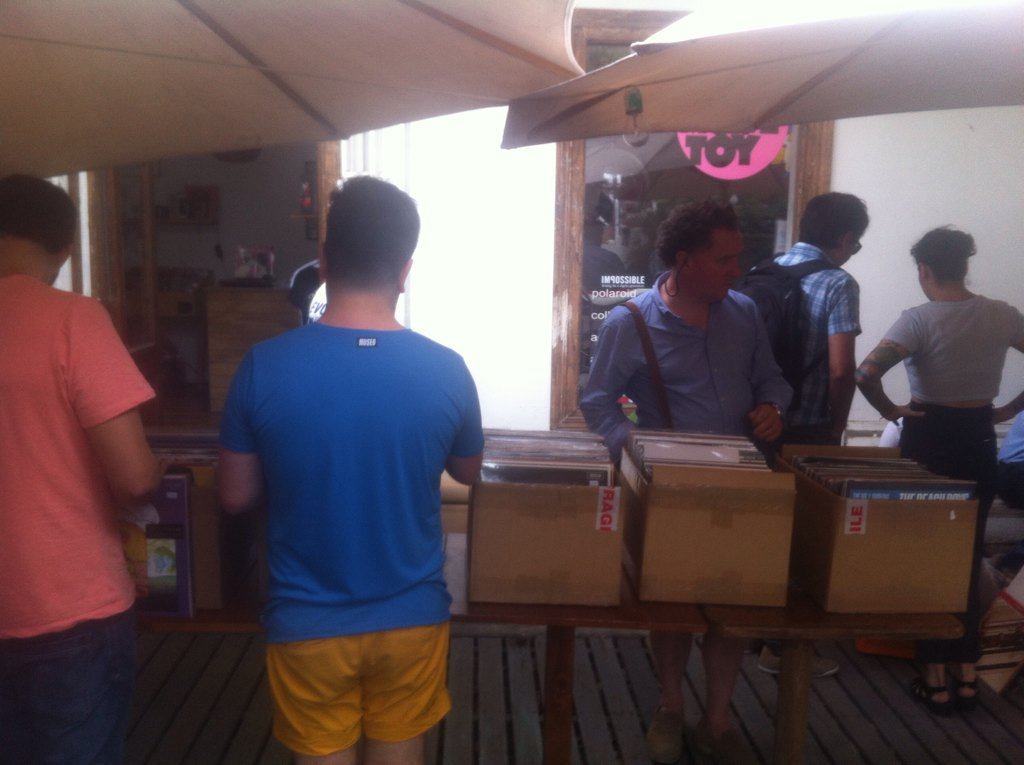 Vinilo_Garage's tweet photo. Estamos en la última venta liquidación 2015 de #BackgroundRecords #HugoChavez hasta 21 hrs Tegualda / Caupolicán https://t.co/u032k9MLQ6