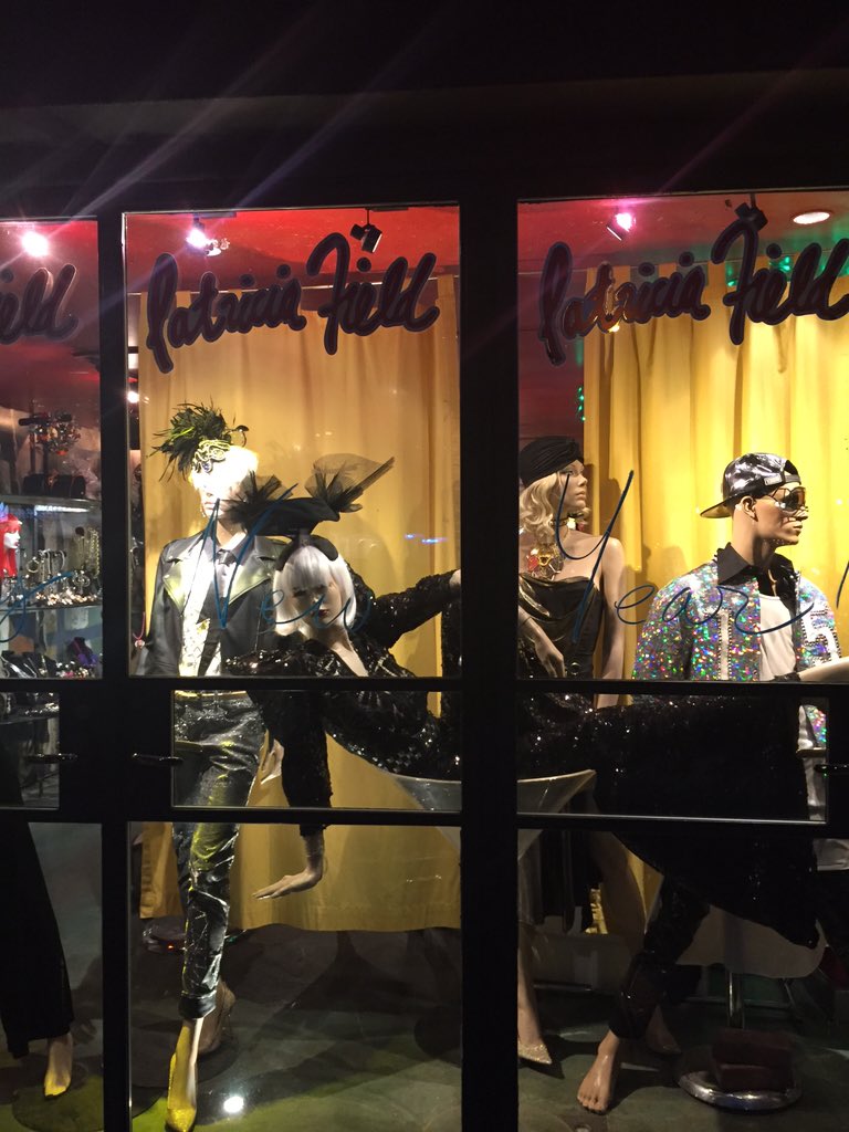 MrSalPerez's tweet photo. Accessories shopping for @TheMindyProject @mindykaling at #patriciafields https://t.co/Uk2aO2gUYz