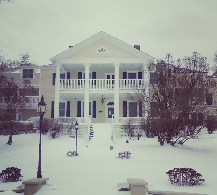 HarbourViewMac's tweet photo. It's beginning to look a lot like...Oh wait! Yay for snow anyway! #snow #makeitmackinac #harbourviewinn #finally https://t.co/nhEChLc3Yg