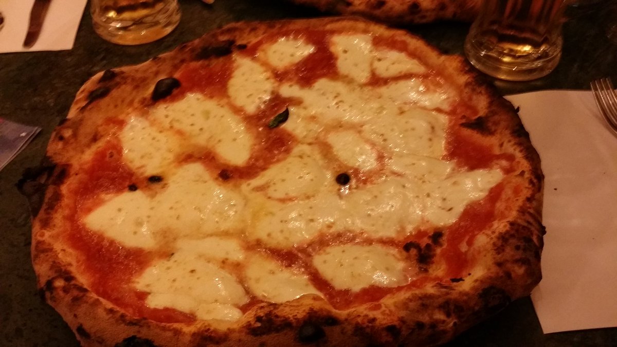 GaeRicciardi78's tweet photo. Pizzeria #Pellone #Napoli. Bufalina https://t.co/QpfL38Dfqb