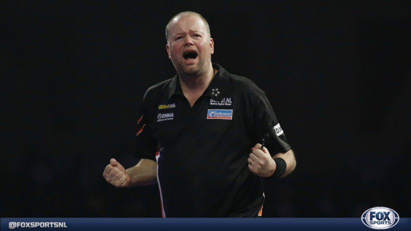 ESPNnl's tweet photo. WAT EEN THRILLER! Raymond van Barneveld schakelt Michael van Gerwen uit op WK darts. 'Barney' naar  de kwartfinale. https://t.co/AQh7N4YSh5