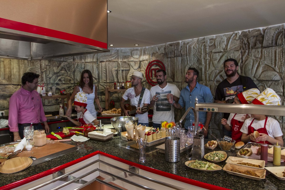 Y entran en escena <a href="/efectoPasillo/">Efecto Pasillo</a>, para animarnos el cocinado! #mcjunior