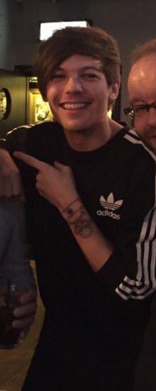 _1dreactions's tweet photo. Louis looked just perfect in London tonight 😍 #directionerfollowspree https://t.co/ygE6HJUUJF