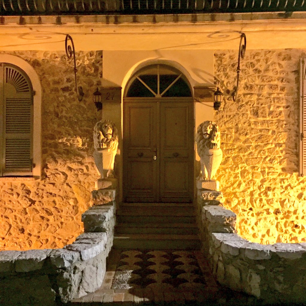 veronicageraci's tweet photo. #Antibes #maison #deuxleons #remparts #bastioni #RDVFrance @AtoutfranceIT @atout_france @RVenFrance #cotedazur https://t.co/CcVQLB2Z97