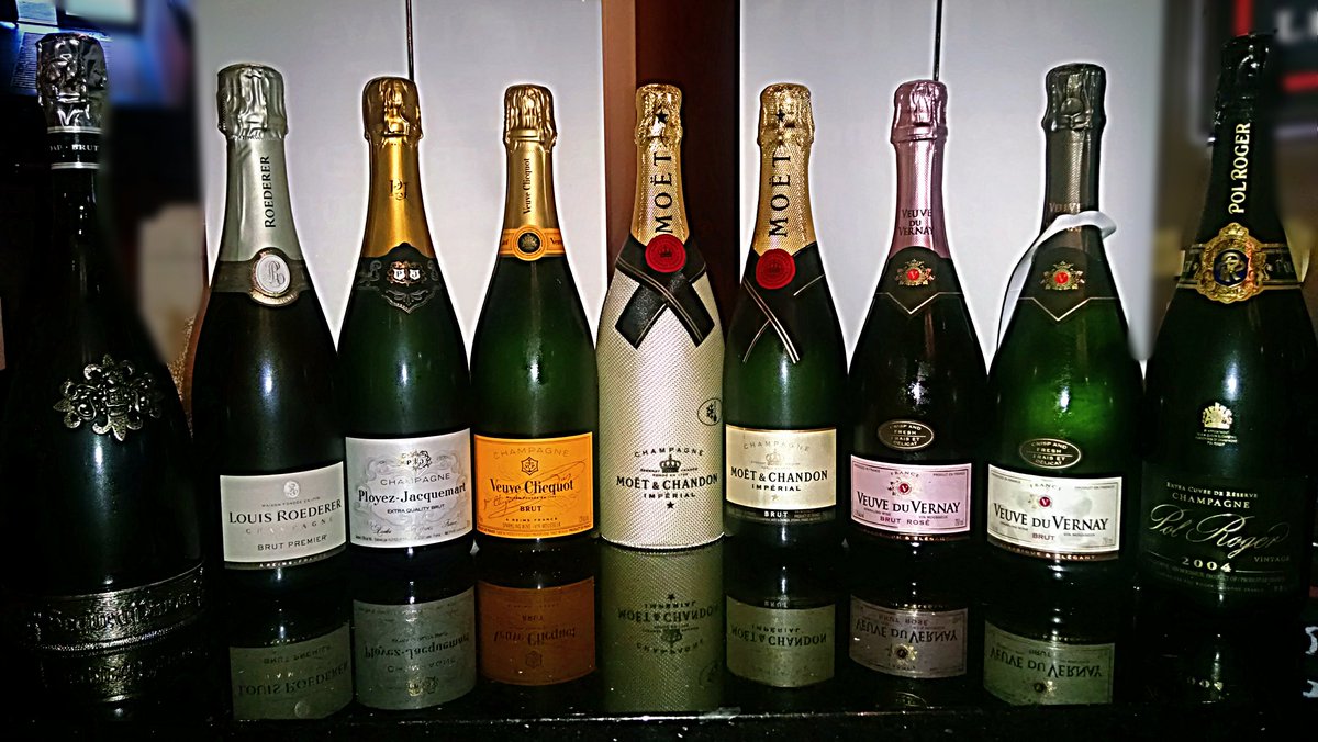 valueonliquor's tweet photo. Decisions, decision, decisions...so many choices 🎉🍷 #SparklingWine #Champagne #NewYearsEve #vancity #vancouver #nye https://t.co/ebHZZBeO4x
