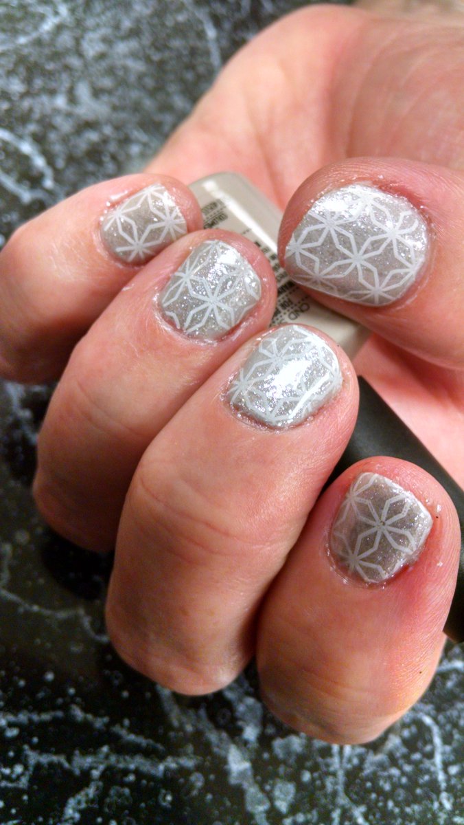KatyLambson's tweet photo. #Shellac #CityScape #SilverVIPStatus #IsiclesAdditives #Design #Studiowhite #Vinylux #ALittleFrosting #Nails https://t.co/kfImiX9ClL