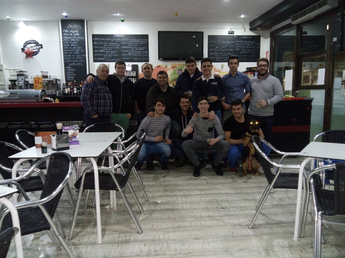 MundoLombriz's tweet photo. Conjura del equipo, pero invitando al míster no como el @realmadrid !!! https://t.co/yf3JT78fhE