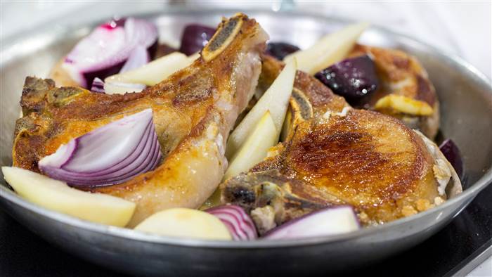 CrescentFruit's tweet photo. This pork chop dish is perfect for #holiday entertaining! Easy to make (and uses one pot!) https://t.co/p4AtAdEWoW https://t.co/nMUSBnu1C4