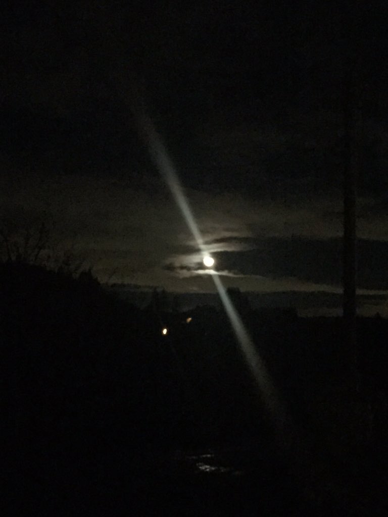 amyroloffCF's tweet photo. Beauty of night. Moon & Stars. May see glimpses of the sun tomorrow #secondact #starrymoonnight #breakfromrain π https://t.co/wenRDmWFQQ