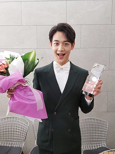 SHINeeMH_b's tweet photo. [From. Min Ho] 러뷰 ! 오늘 상 받았어요~~ 우리 멤버들이랑 샤월 얘기를 못해서... 미안해요~ 고생하신 스텝 분들이 많아서 그랬어요^^ 항상 고마운 거 알죠?!? 너무너무 고마워요~~~ 러뷰 ! https://t.co/g0jbjn8uSR