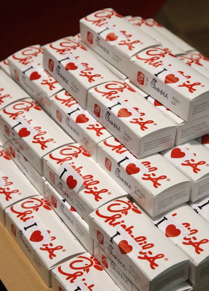 The feels: <a href="/ChickfilA/">Chick-fil-A, Inc.</a> fired up grill Sunday to feed tornado victims in #DFW | <a href="/guidelive/">GuideLive</a> share.d-news.co/U2adlDJ?cid=tw…