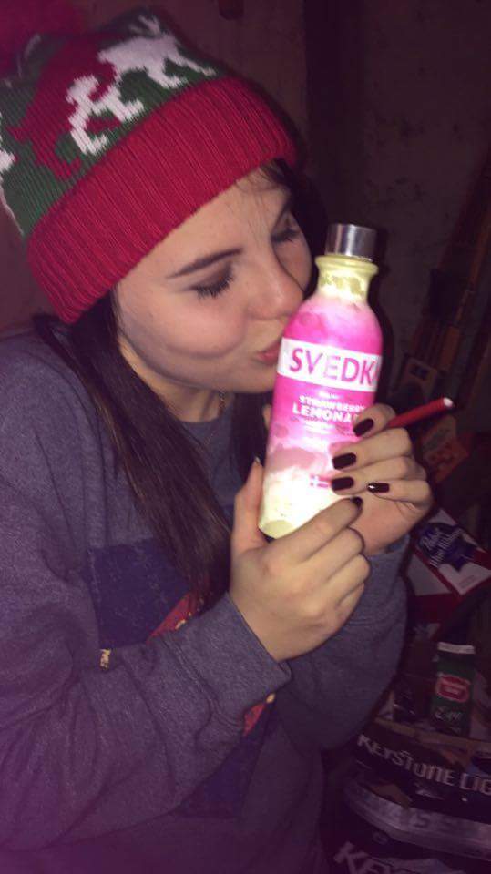 Budlyx's tweet photo. My hat has fornicating reindeer on it 😂 #GregsPlace @taybaeeeeee https://t.co/TxrGPNZMIK