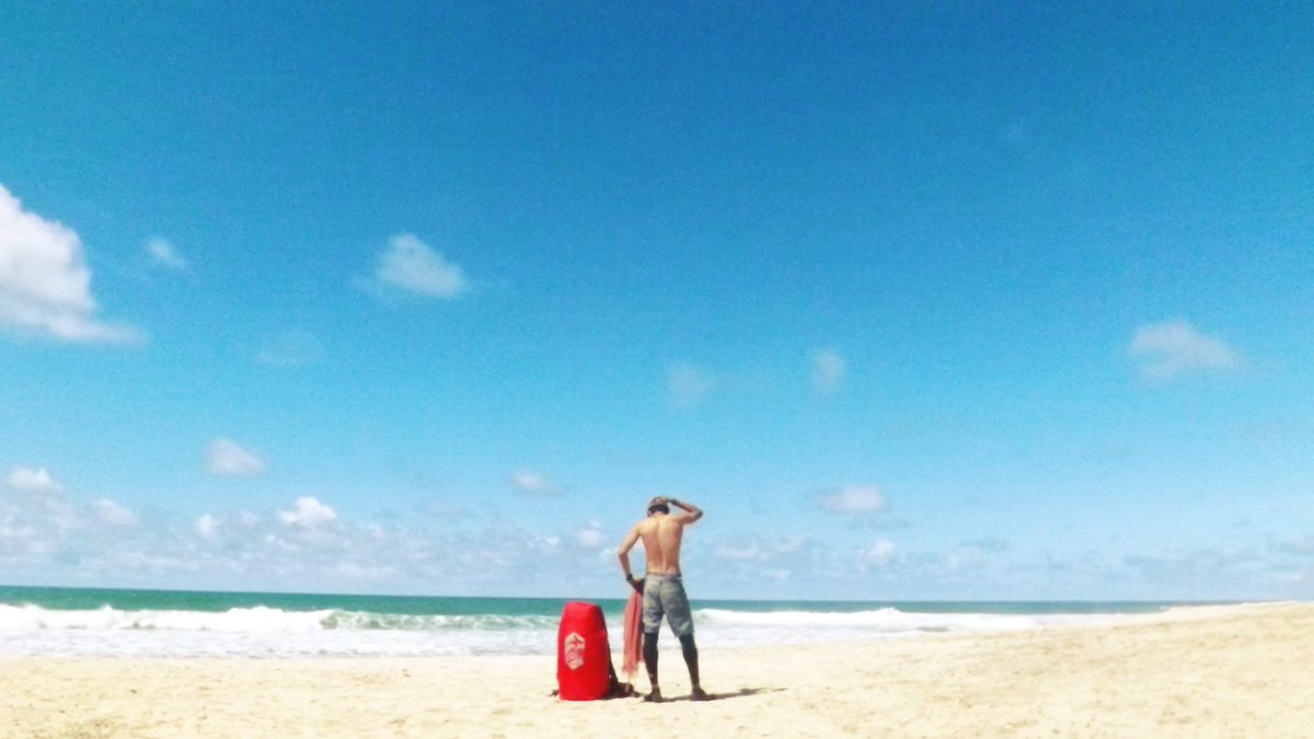 Biru langit pasir putih ombak gemuruh, panas matahari kalah john..-@ilhamhek