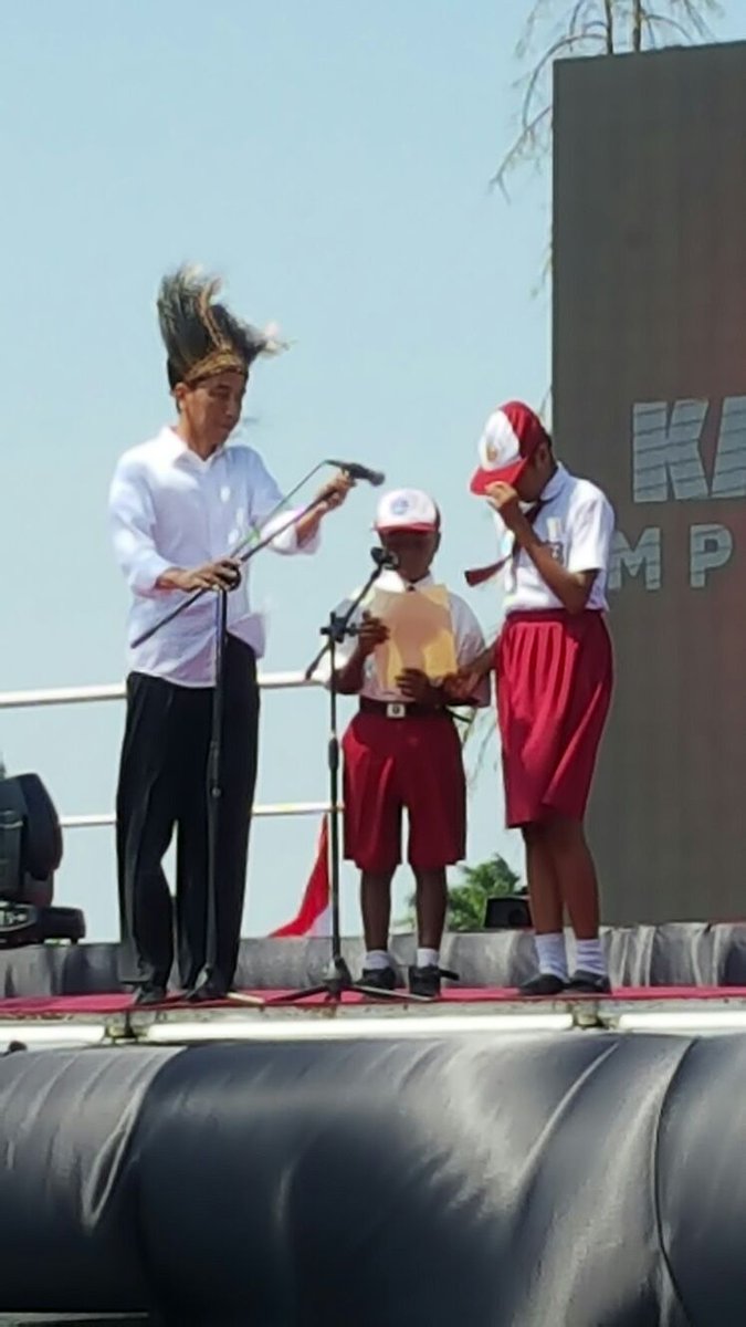 KemensetnegRI's tweet photo. Presiden Joko Widodo meresmikan Monumen Kapsul Waktu di Merauke, Papua, Rabu, 30 Desember 2015 https://t.co/94AVVx19j3