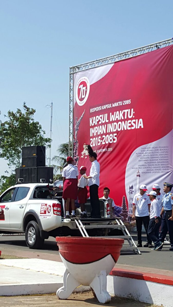 KemensetnegRI's tweet photo. Presiden Joko Widodo meresmikan Monumen Kapsul Waktu di Merauke, Papua, Rabu, 30 Desember 2015 https://t.co/94AVVx19j3