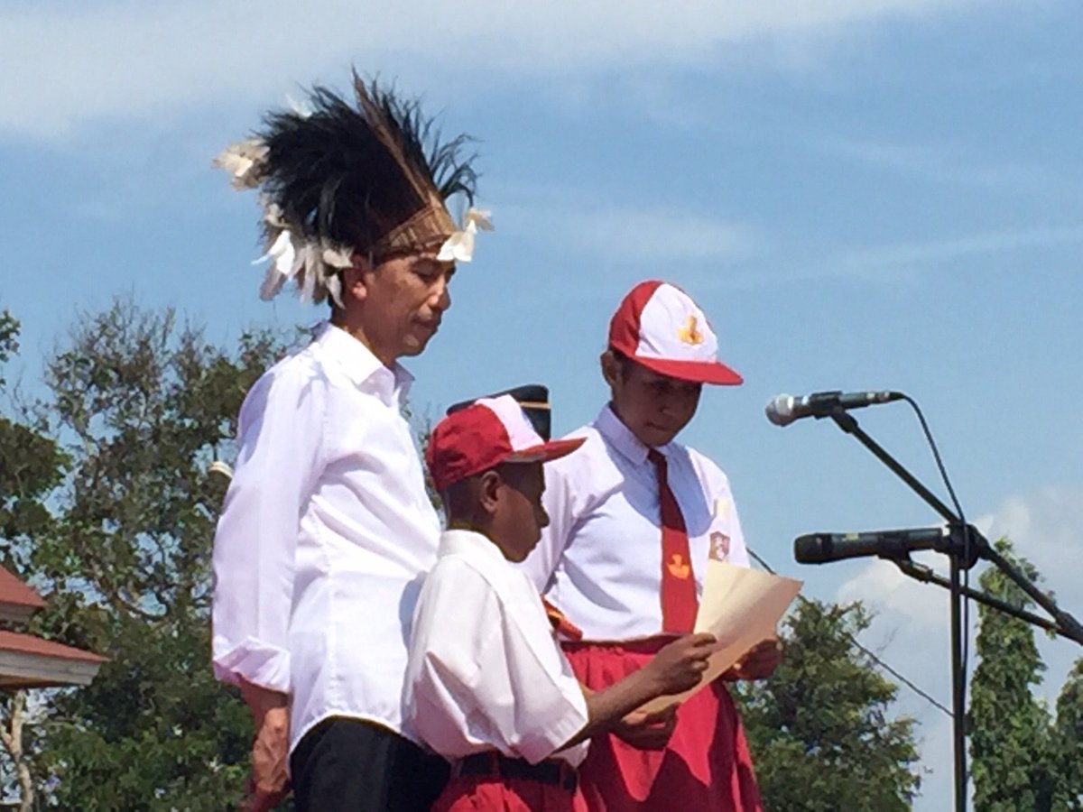 KemensetnegRI's tweet photo. Presiden Joko Widodo meresmikan Monumen Kapsul Waktu di Merauke, Papua, Rabu, 30 Desember 2015 https://t.co/94AVVx19j3