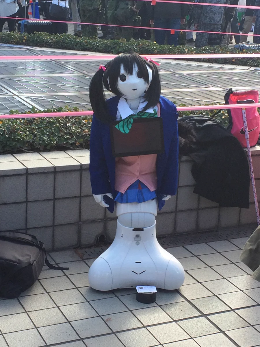 ペッパーくんがコスプレをした姿が異様すぎ。。ｗ