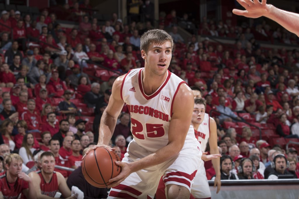 With a career-high 10 pts tonight, Alex Illikainen became the 8th Badger to have a double figure game this season.