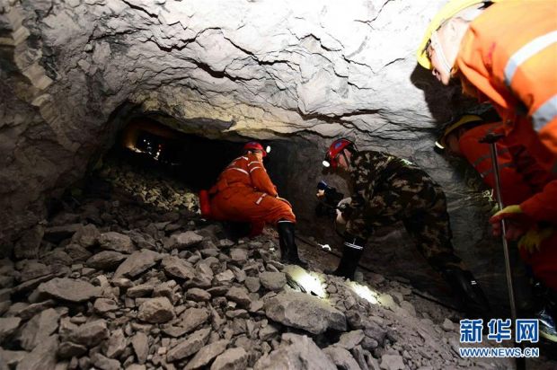 Шахта обуховская зверево. Джалал абадская угольная шахта. Взрыв на шахте листвяжная. Шахтёр жил 17 лет под землёй. Обвал шахты.