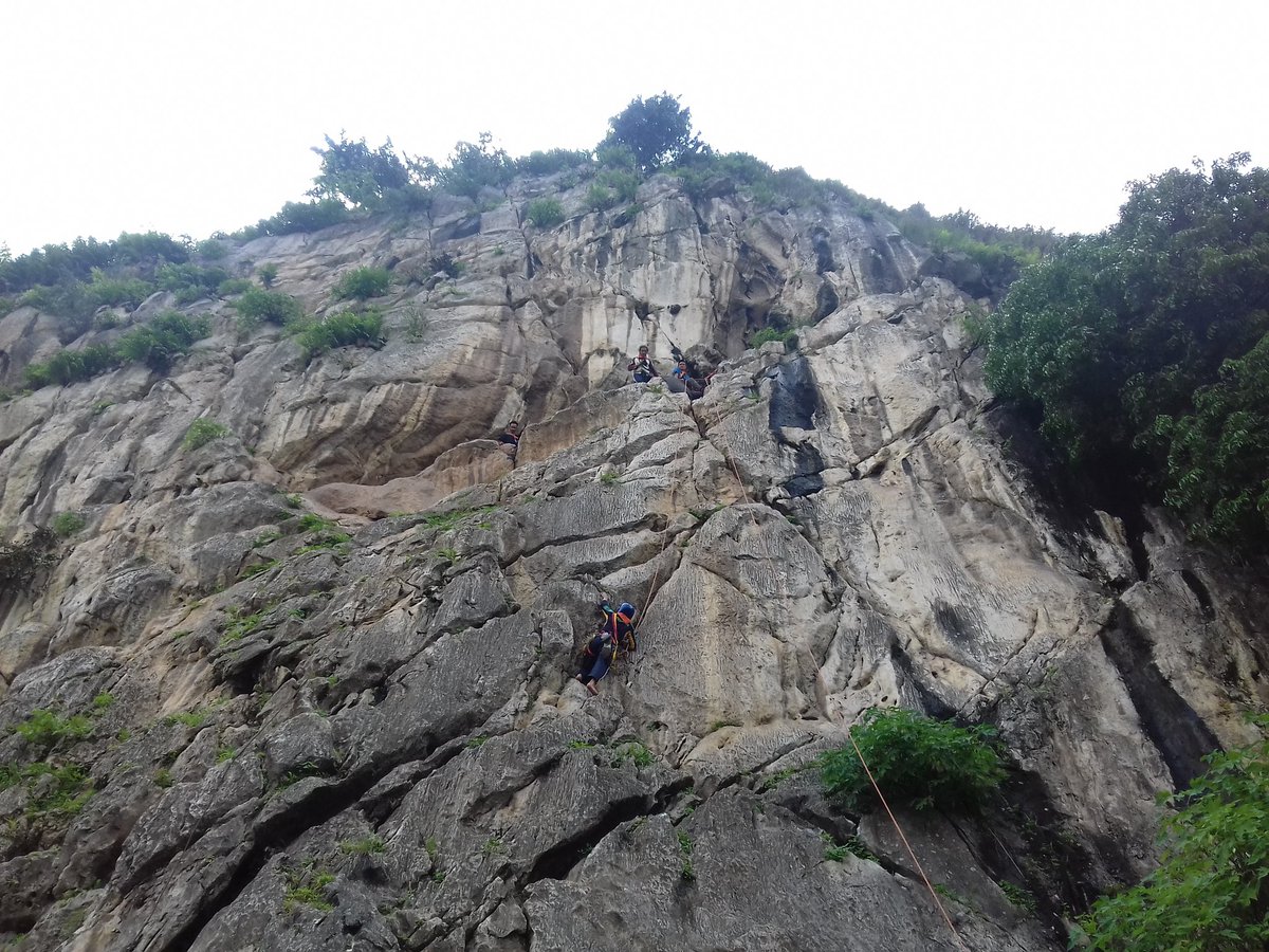 Hari kedua diklat, pemanjatan di tebing Citatah 125. Semangat siswa!