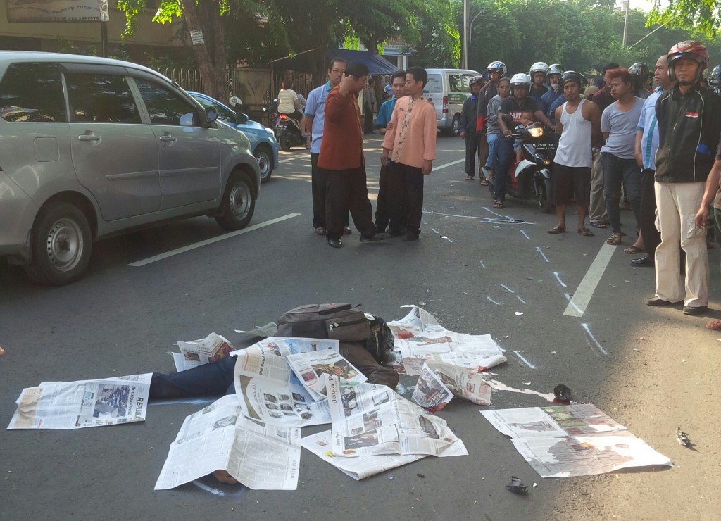 Tabrak Truk Gandeng, Satpam Tewas - infojatengnews.com/2015/12/30/tab…