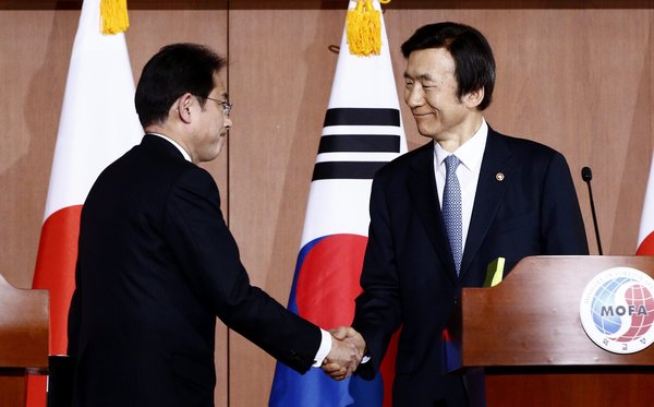 nytchinese's tweet photo. #一周热门【日本就慰安妇向韩国道歉并将赔偿】日本将赔偿约830万美元，安倍晋三向韩总统朴槿惠道歉。韩国承诺不再就慰安妇问题批评日本。两国最深重的历史分歧有望消弭。https://t.co/mzZVJnfAzy https://t.co/P8ab0ln0mo