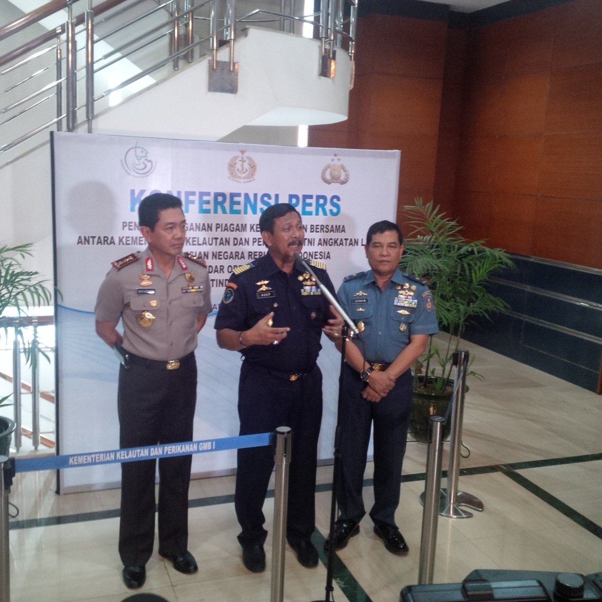 ditjenpsdkp's tweet photo. Penandatanganan Piagam Kesepakatan Bersama KKP,TNI AL, &amp; POLRI tntng SOP Penanganan Tindak Pidana Perikanan @kemenkp https://t.co/OWgiO94PDt