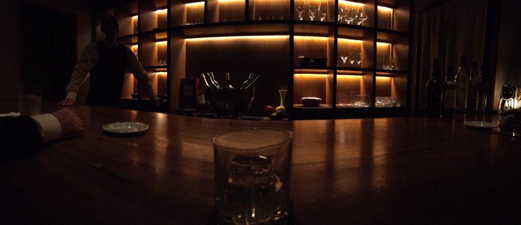 8CH_GO's tweet photo. 雑誌ゲーテ（GOETHE）にも載った、めちゃカッコイイbar 北新地にある 「salon」は大人の��場そのもの。1人で行くも良し。男性にはたまらない雰囲気。5席カウンター、8名程度のボックス席のみ。 
#8CHANNEL #グルメ https://t.co/9ILEFxjtH3