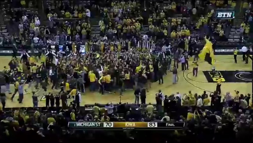 TheIowaHawkeyes's tweet photo. Hawkeyes top No. 1 Michigan State! https://t.co/w9iYEQZTw0