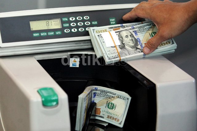 Siang Ini Dolar AS Tembus Rp 13.820 de.tk/VGFnH2 via @detikFinance