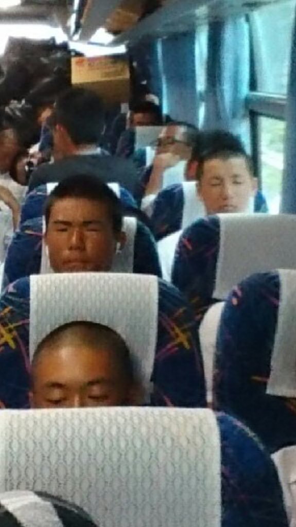 70Mkn_Base's tweet photo. 部員紹介
1-3 楠本剛士 外野手
強靭な肉体俊足の足鋼のコミュ二ケーション能力をもち ある意味でチームのリーダー的存在を担う
守備においてはどこに目つけとんねん(O_O)ボールはそこじゃ！
彼が地球を救う 我々はそんな気がするのだ https://t.co/KeBworqVoc