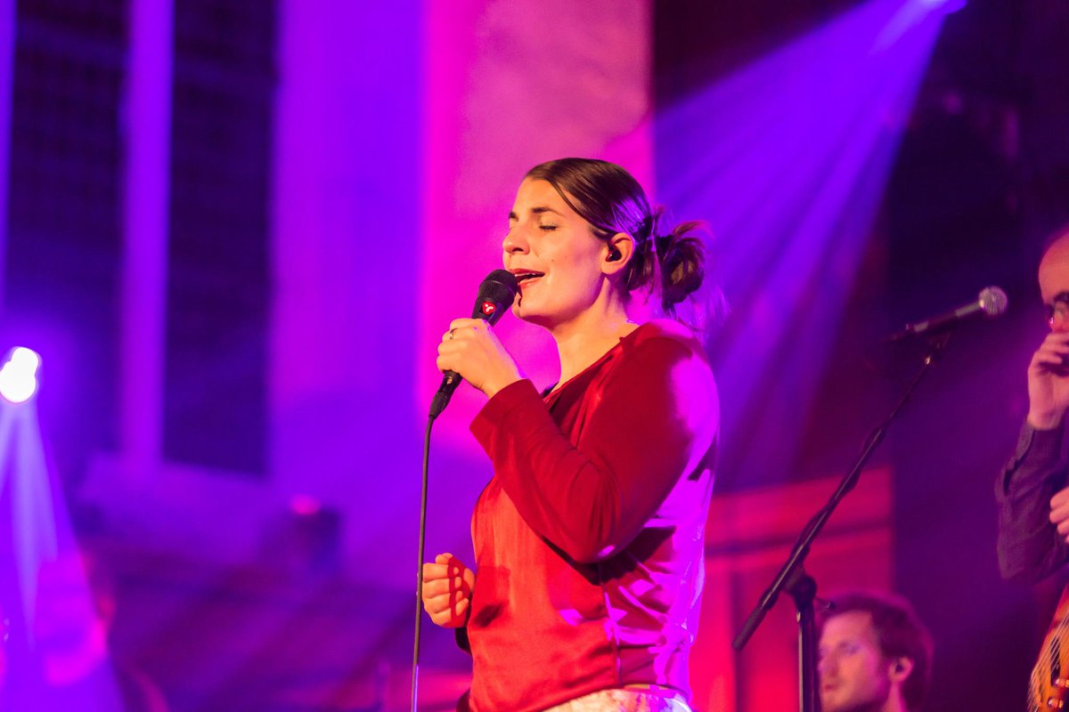 grootnieuwsnl's tweet photo. ‘Ik Zal Er Zijn’ van @SelaNL staat dit jaar opnieuw op nummer 1 in de #Top1008 https://t.co/TaKgR3xBip