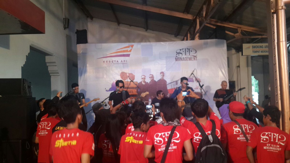 KAI121's tweet photo. Live performance #DutaKeretaApi ST12, di Stasiun Solo Balapan #TrainToJava https://t.co/UPyKjRF1qI