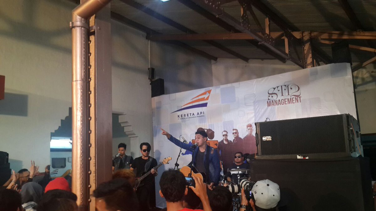KAI121's tweet photo. Live performance #DutaKeretaApi ST12, di Stasiun Solo Balapan #TrainToJava https://t.co/UPyKjRF1qI
