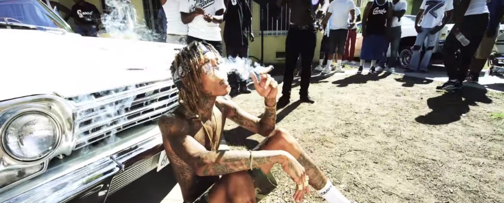 HigherMag's tweet image. MUSIC: @wizkhalifa impose sa suprématie dans "King Of Everything" bit.ly/1PwWzKg