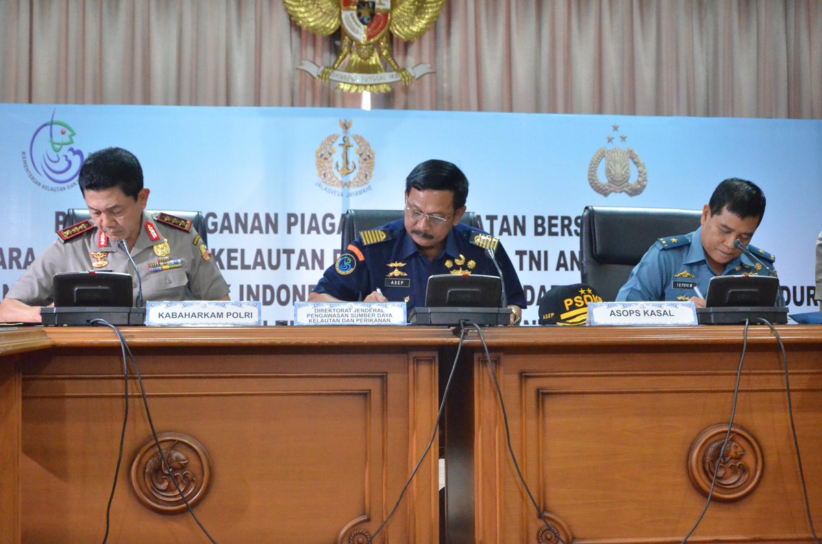 asep050158's tweet photo. Hari ini tandatangan kesepakatan b'sma SOP Penanganan TPP antara @KemenKP TNI AL &amp; Baharkam POLRI @susipudjiastuti https://t.co/kpqVkfj8ap