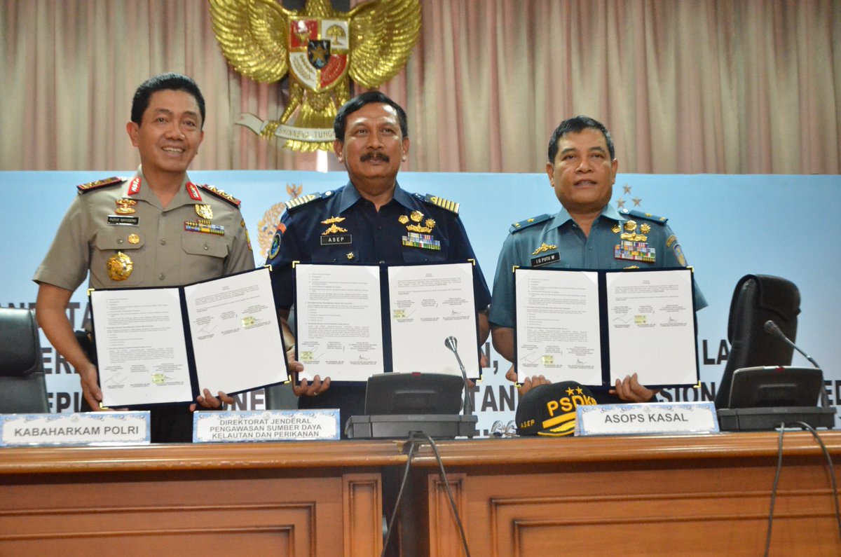 asep050158's tweet photo. Hari ini tandatangan kesepakatan b'sma SOP Penanganan TPP antara @KemenKP TNI AL &amp; Baharkam POLRI @susipudjiastuti https://t.co/kpqVkfj8ap