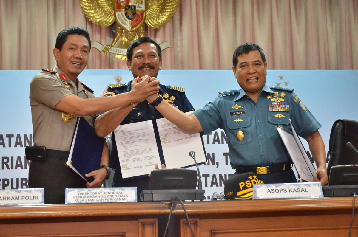 asep050158's tweet photo. Hari ini tandatangan kesepakatan b'sma SOP Penanganan TPP antara @KemenKP TNI AL &amp; Baharkam POLRI @susipudjiastuti https://t.co/kpqVkfj8ap