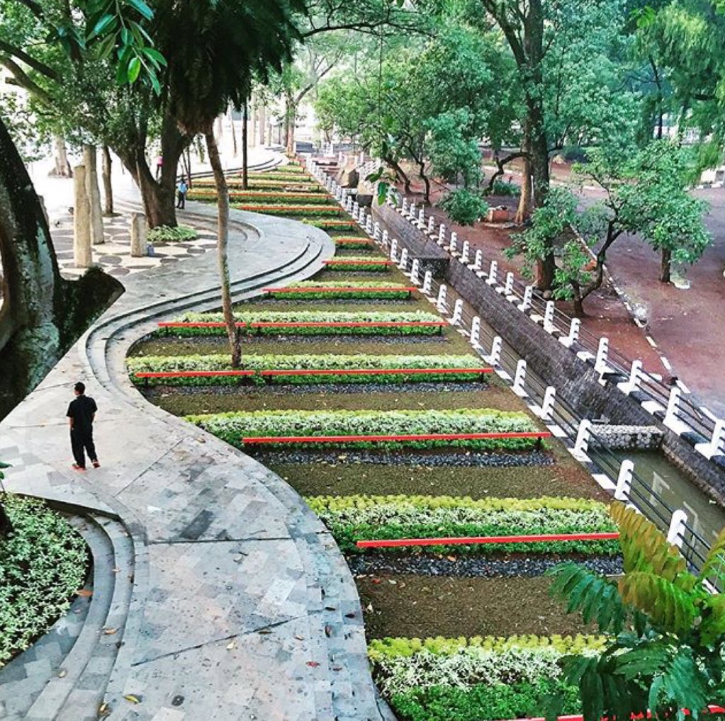 ridwankamil's tweet photo. Warga Bandung, revitalisasi anak sungai Cikapayang jalan merdeka sudah selesai. Selamat menikmati. https://t.co/HcBM78my9D