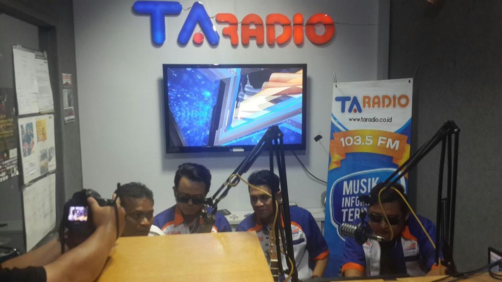 KAI121's tweet photo. Masih dalam rangkaian tour #TrainToJava, #DutaKeretaApi ST12 melakukan "live talkshow" ttg KA, di TA Radio FM Solo. https://t.co/GrZZV2s9Bt
