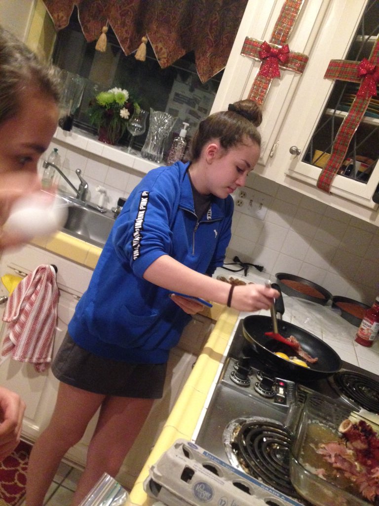 cassilyn52's tweet image. It's 1AM and my sisters are making eggs and bacon