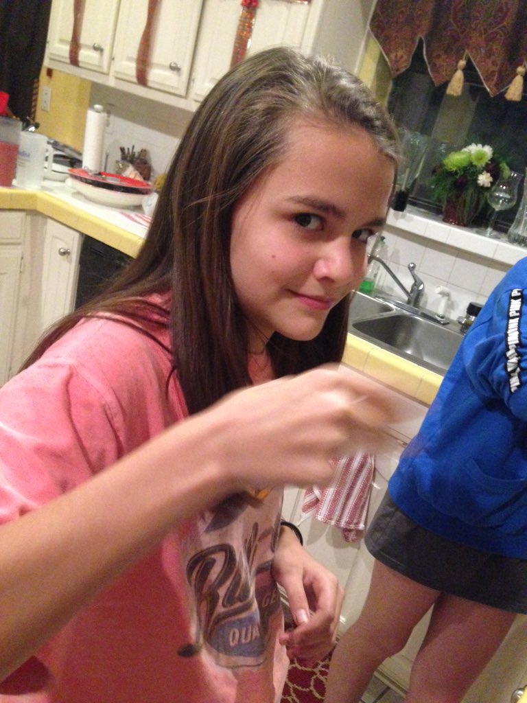 cassilyn52's tweet image. It's 1AM and my sisters are making eggs and bacon