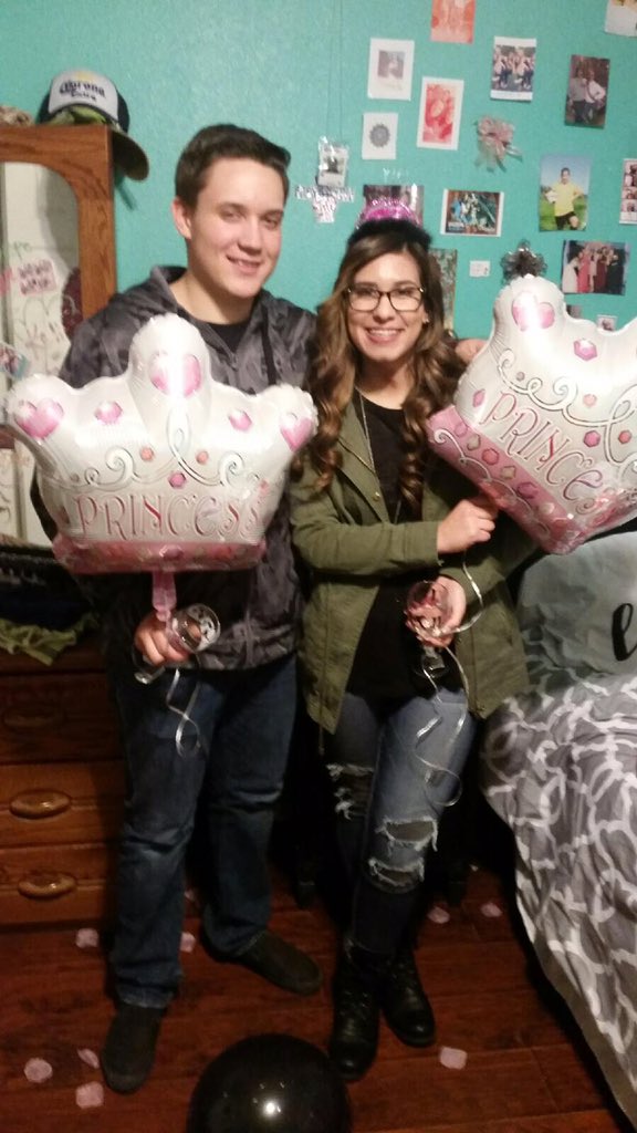 SydneyKoschik_'s tweet photo. My night started at a hockey game with my boy and his friends,then ended with a surprise among other things💙 #preBD🎉 https://t.co/Az28YSFCZf