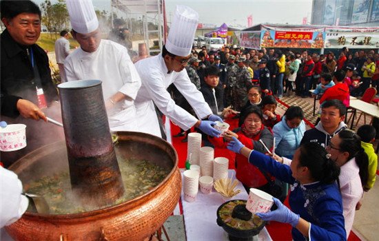 CNS1952's tweet photo. ใ226ๅ
ฌๆค้ฃๆ็
ฎๅบ่
พๅฒ้
ๅญ่๏ผๅฏ800ไบบๅๅใWorld's largest '#Guozi' record set in #Yunnan Province https://t.co/u687nsWoNZ